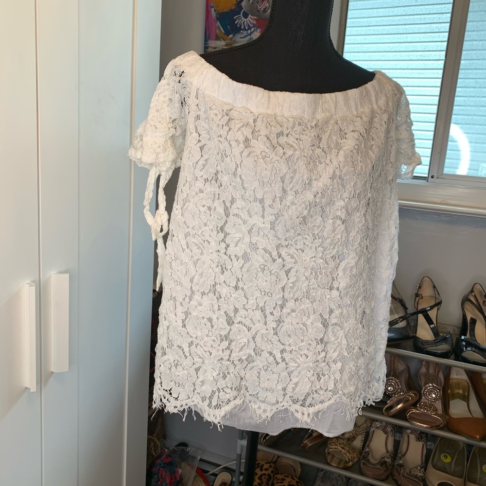 WHITE LACE TOP. - Picture 2 of 3